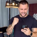 Arthur Picoli Instagram - Falou em antecipação do Saque Aniversário do FGTS falou em @pagbank ! E como funciona? Você você só precisa ter o saldo no seu fundo de garantia e aderir à modalidade Saque-Aniversário. Ah, e as taxas são a partir de 1,29%, sem parcelas mensais, já que os valores são descontados diretamente da sua conta FGTS. Ta esperando o que? Baixe ou acesse o App do PagBank e peça já a antecipação do saque aniversário do FGTS!*publicidade