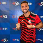 Arthur Picoli Instagram - Fala família! Cheguei no Maracanã a convite da TIM e já estou aproveitando a superconexão no primeiro estádio de futebol 5G do Brasil. Aulas demais, não é mesmo? É muito incrível ver a @TIMBrasil junto com o Mengão em mais um momento decisivo. E agora, ainda melhor com toda essa conexão. A torcida vibra! Ah, convido vocês a irem lá dar uma super conferida nos stories da @TIMBrasil. Já tô dominando tudo por lá e o melhor, em tempo real! Partiu!? #Maracanã5GTIM #ImagineAsPossibilidades #publi