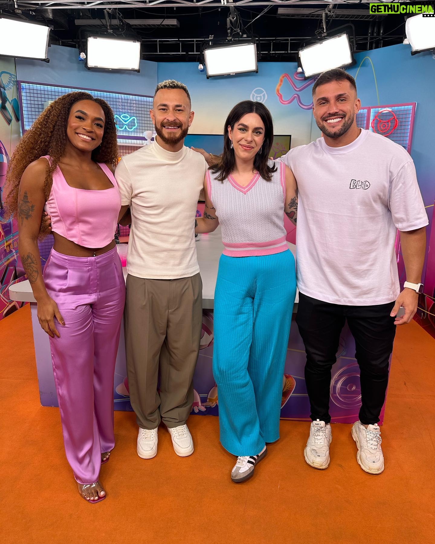 Arthur Picoli Instagram - Dia de participar desse programa irado do @bbb junto com meu mano @fred e essa dupla de apresentadoras que faz eu me sentir em casa @patriciaramos @jeskagrecco . Obrigado a toda a equipe pelo convite e pelo carinho ❤️ @gshow @globoplay #bbb #bbb23