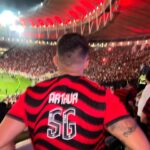 Arthur Picoli Instagram - Fala família! Cheguei no Maracanã a convite da TIM e já estou aproveitando a superconexão no primeiro estádio de futebol 5G do Brasil. Aulas demais, não é mesmo? É muito incrível ver a @TIMBrasil junto com o Mengão em mais um momento decisivo. E agora, ainda melhor com toda essa conexão. A torcida vibra! Ah, convido vocês a irem lá dar uma super conferida nos stories da @TIMBrasil. Já tô dominando tudo por lá e o melhor, em tempo real! Partiu!? #Maracanã5GTIM #ImagineAsPossibilidades #publi