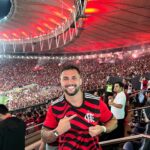Arthur Picoli Instagram - Fala família! Cheguei no Maracanã a convite da TIM e já estou aproveitando a superconexão no primeiro estádio de futebol 5G do Brasil. Aulas demais, não é mesmo? É muito incrível ver a @TIMBrasil junto com o Mengão em mais um momento decisivo. E agora, ainda melhor com toda essa conexão. A torcida vibra! Ah, convido vocês a irem lá dar uma super conferida nos stories da @TIMBrasil. Já tô dominando tudo por lá e o melhor, em tempo real! Partiu!? #Maracanã5GTIM #ImagineAsPossibilidades #publi