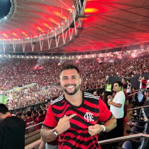 Arthur Picoli Instagram - Fala família! Cheguei no Maracanã a convite da TIM e já estou aproveitando a superconexão no primeiro estádio de futebol 5G do Brasil. Aulas demais, não é mesmo? 

É muito incrível ver a @TIMBrasil junto com o Mengão em mais um momento decisivo. E agora, ainda melhor com toda essa conexão. A torcida vibra! 

Ah, convido vocês a irem lá dar uma super conferida nos stories da @TIMBrasil. Já tô dominando tudo por lá e o melhor, em tempo real! Partiu!? #Maracanã5GTIM #ImagineAsPossibilidades #publi
