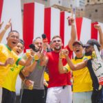 Arthur Picoli Instagram - Ontem foi dia de jogo do Brasil e eu tive a honra de ser o "Repórter Cremoso" da @brahmacerveja no evento Arena Brahma, no Vale do Anhangabaú em SP! Entrevistar a galera, me divertir e vibrar com mais uma vitória foi mais uma experiência que só a cerveja mais cremosa do Brasil pode me proporcionar! #Brahmexa #BebaComModeração #publi