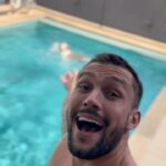 Arthur Picoli Instagram - Ele conferindo a água com a patinha 🫠🤏🏻 Obs: repararam que só entra na água quando eu falo né?! Hahaha ❤️😍