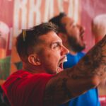 Arthur Picoli Instagram - Ontem foi dia de jogo do Brasil e eu tive a honra de ser o "Repórter Cremoso" da @brahmacerveja no evento Arena Brahma, no Vale do Anhangabaú em SP! Entrevistar a galera, me divertir e vibrar com mais uma vitória foi mais uma experiência que só a cerveja mais cremosa do Brasil pode me proporcionar! #Brahmexa #BebaComModeração #publi