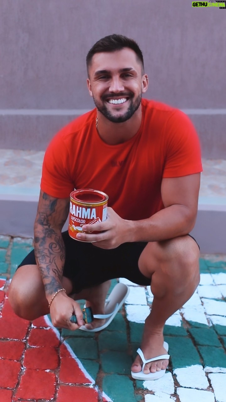 Arthur Picoli Instagram - A Copa marcou demais a minha infância. Me lembro de sair com a família nos dias dos jogos, ver as ruas pintadas e ficar impressionado com tantas cores. Nessa Copa eu tive a chance de juntar minha família e amigos para participar da pintura da minha rua, aqui em Conduru, junto com a @brahmacerveja e foi especial demais. Por aqui já estamos em ritmo de Copa, deixando tudo pronto para torcermos juntos pela nossa seleção. E você, já coloriu a sua rua? A Brahma, que é a cerveja do Futebol, não poderia deixar de incentivar todo mundo a colorir nossas ruas de verde e amarelo. Por isso, quem juntar uma galera e fizer uma pintura na rua, é só entrar no site www.brahma.com.br/ruasdatorcida para conferir o regulamento e não perder essa chance de concorrer a prêmios para assistir a Copa em grande estilo. Partiu juntar sua galera e colorir nosso país de verde e amarelo? @lukscolortintas #BRAHMEXA #Publi #Bebacommoderação