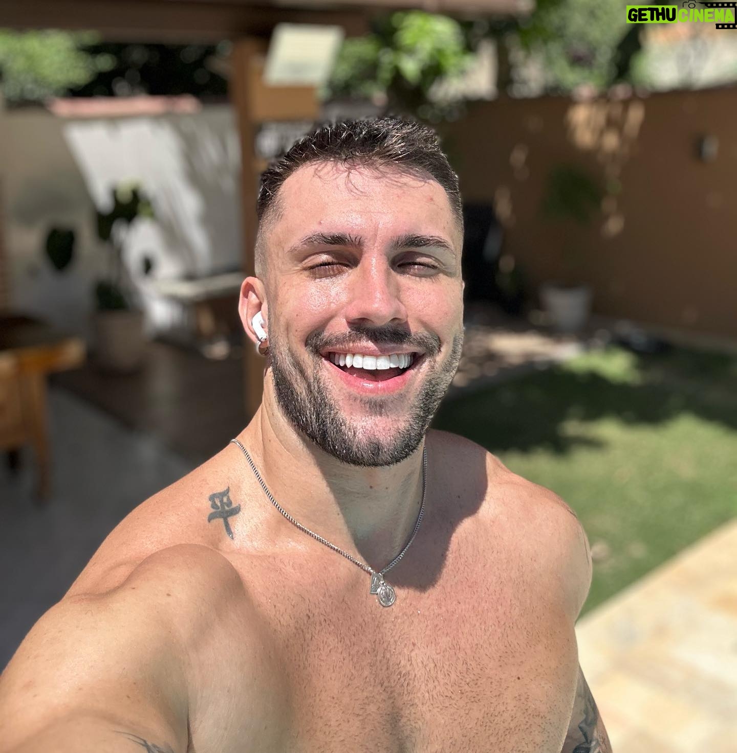 Arthur Picoli Instagram - Era para ser 3 dias em conduru, já tem 14 q tô aqui 😂😂😂😂