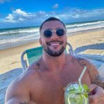 Arthur Picoli Instagram - 🍹 🌊 ☀️