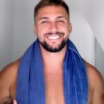 Arthur Picoli Instagram - E aí, beleza?! Vamos combinar uma coisa? De sempre confiar na autenticidade da nossa beleza, ou seja, vai se arrumar? Confia e vai! E vocês sabem como eu curto cuidar de mim, da minha barba, cabelo e bigode, por isso, eu uso @bozzanoficial, a nova linha completa que se chama Barba, Cabelo e Bigode e tem o shampoo, balm, cera e creme modelador. São produtos pensados para que você se sinta confortável e mais à vontade para mostrar seu estilo, além disso, ter o cuidado da barbearia na sua casa. Se você ainda não conhece e quer conhecer, não perca tempo e use meu cupom ARTHUR15 para garantir seus produtos na Loja Coty. Aproveite e siga @bozzanooficial para ficar por dentro das novidades da marca! #Publi #Bozzano #BelezaAutentica #SerVocêÉSuaBeleza