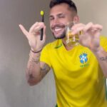 Arthur Picoli Instagram - Quem é brasileiro acordou assim hoje, não tem jeito hahahaha #hexa #reels