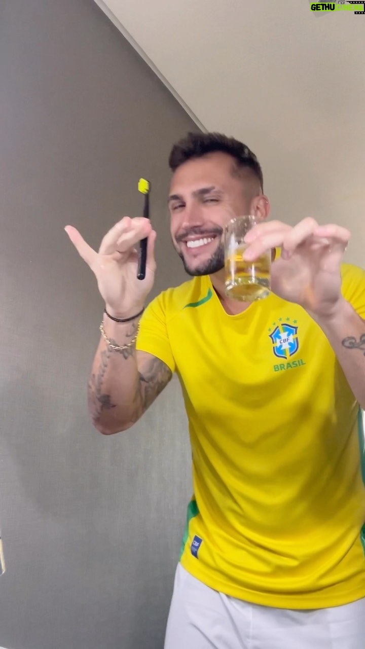 Arthur Picoli Instagram - Quem é brasileiro acordou assim hoje, não tem jeito hahahaha #hexa #reels