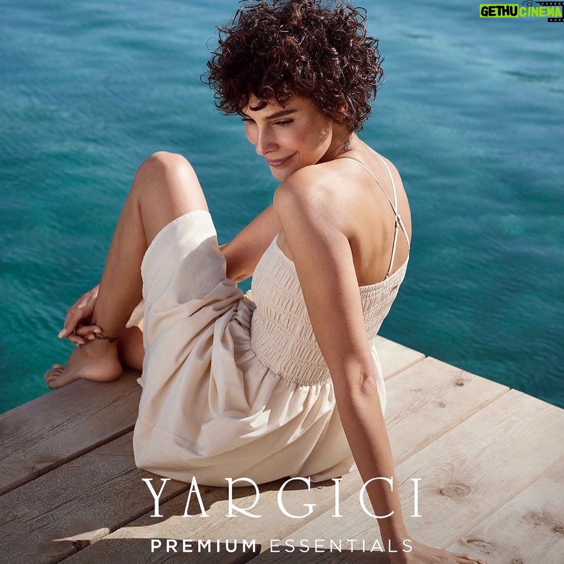 Arzum Onan Instagram - 💙 @yargici_tr #premiumessentials
