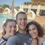 Arzum Onan Instagram – Bayramın ilk gününden beri “hadi ama bir fotograf çekelim” sonuncunda elimizde olanlarla nice güzel bayramlar dileriz..🌺