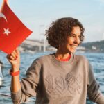 Arzum Onan Instagram – Hafızamızı dirilten en önemli günde, kutlamayanlara inat biz bayramımıza sarılıyoruz.. ❤️🇹🇷 #cumhuriyet100yaşında