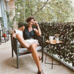 Arzum Onan Instagram – Gelen biricik misafiri @bernataman biricik markasıyla @ayakizisandalet karşılamakla kalmadım, elimdeki koleksiyonu ortaya da döktüm🤪
