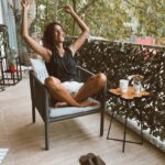 Arzum Onan Instagram – Gelen biricik misafiri @bernataman biricik markasıyla @ayakizisandalet karşılamakla kalmadım, elimdeki koleksiyonu ortaya da döktüm🤪