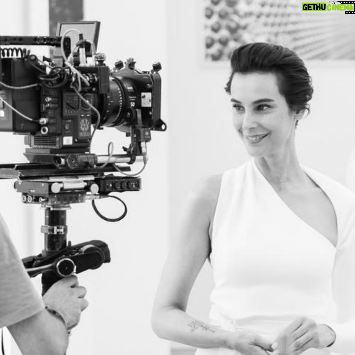 Arzum Onan Instagram - İşini seven insanlarla, başarısını kanıtlamış işlere imza atmak ne kadar anlamlı.. Fotografımın olmadığı daha birçok arkadaşım var bu güzel filmimize emek veren. Çalışmalarımızın nihayetinde sizlerle buluşan Institut Esthederm’in Age Proteom ürününün kendi kategorisindeki ürünlere fark atıp, kısa sürede eczanelerde satış rekorları kırdığını öğrenince haklı gururumuzu paylaşmak istedim. Teşekkür ederiz🥰 @esthederm_tr #ageproteom