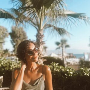 Arzum Onan Instagram - Dün bu saatler🌅 fotograflar @elif_kart💕karşımda @gulenaykalkan , gecenin sonunda @sabitotahh gözünden an ve tabii yanımda , tanımaktan mutluluk duyduğum @ozlem_kumova ❤️ @omerkumovaa çifti.. iyi ki varsınız Rammos ailesi🌹 @rammoshotelbodrum