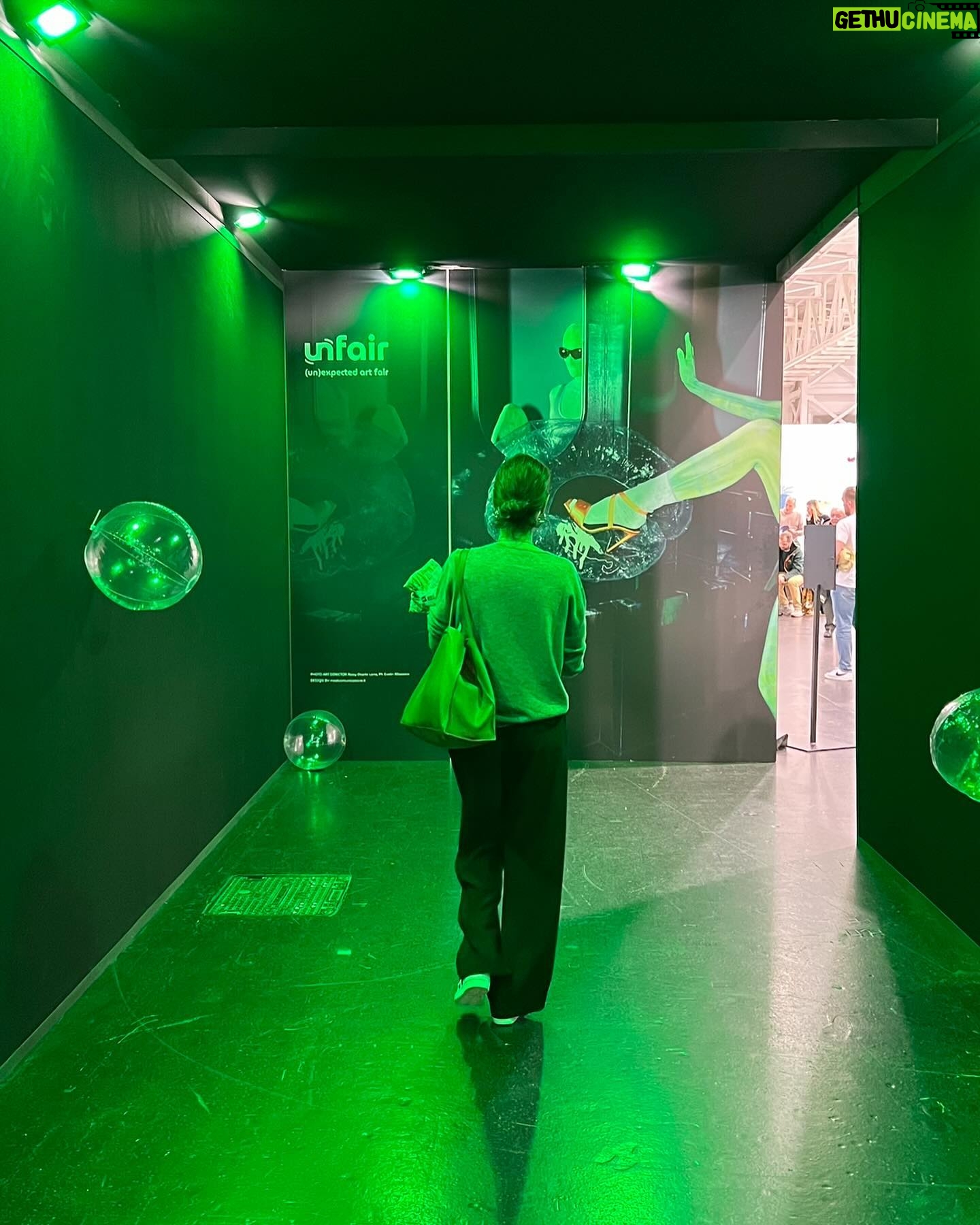 Arzum Onan Instagram - Act Contemporary vesilesiyle gittiğimiz Milano’da bolca sanat, yemek, ve gezmeyle geçen uzun bir dump serisi olsun 💫