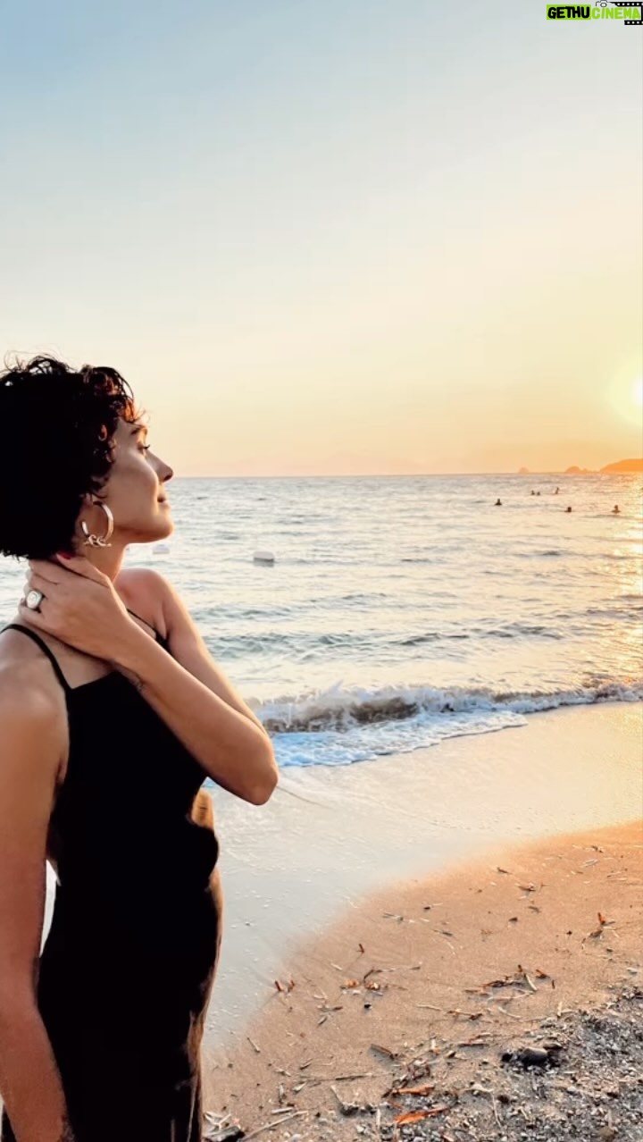 Arzum Onan Instagram - Ne şanslıyım ki, bu tatil bana şahane dostluklar ve harika bir aile kazandırdı. Yanında; tatlı dedikodular, komik taklitler, bol ve büyük kahkahalar, duygusal anlar asla unutmayacağım anılarımın arasında artık. iyi ki varsınız Rammos ailesi ve güzel dostlar..❤️ @rammoshotelbodrum ( Hay Allahım yarabbim @elif_kart 🤪🤓