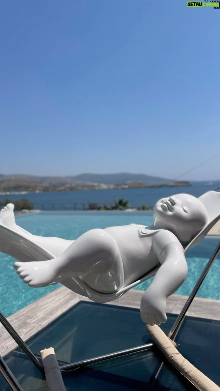 Arzum Onan Instagram - İçinde benim de heykellerimin olacağı, her tarafı sanat kokan şahane bir mekandan; son birkaç günden.. teşekkürler @caressebodrum 💙
