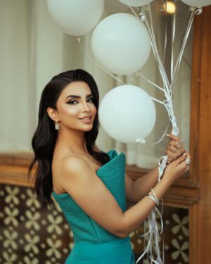 Asawer Ezzat Instagram - هل سنة جانت مختلفه كلش من حياتي كله هواي تعلمت منها اشياء حلوه وايجابيه  شكرا وممتنه جدا الها استقبل عامِ بكل حب ونجاح وطاقه ايجابيه❤️⭐️
تصوير صديقي المبدع عز 🤞🏾 @66nnv 
الفستان الجميل من تصميم نور فتح الله اخذته من 👗 @yona.iq 
مكياج وشعر  حبيبة روحي. @riyam_beeauty
شعر المبدع @jood_zain_