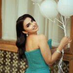 Asawer Ezzat Instagram - هل سنة جانت مختلفه كلش من حياتي كله هواي تعلمت منها اشياء حلوه وايجابيه شكرا وممتنه جدا الها استقبل عامِ بكل حب ونجاح وطاقه ايجابيه❤️⭐️ تصوير صديقي المبدع عز 🤞🏾 @66nnv الفستان الجميل من تصميم نور فتح الله اخذته من 👗 @yona.iq مكياج وشعر حبيبة روحي. @riyam_beeauty شعر المبدع @jood_zain_