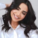 Asawer Ezzat Instagram – فإذا وقفت أمام حسنك صامتا . 
فالصمت في حرم الجمال جمال .
كلماتنا في الحب تقتل حبنا .
ان الحروف تموت حين تقال . 
@alsaaadiii 📸📸
مكياج وشعر @riyam_beeauty