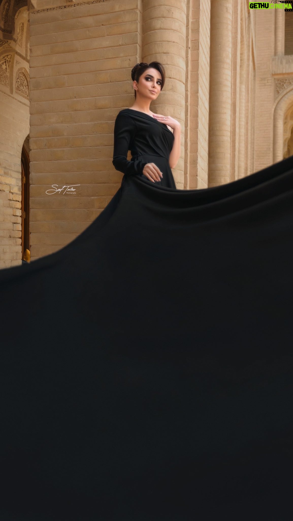 Asawer Ezzat Instagram - BE YOU AND DON’T BE COPY OF THE OTHERS 🖤 : : Video @nabeelalasmer Photographer @saif.teemo Fashion designer @eng.walaa_ali Makeup @reyam_makeup_artist