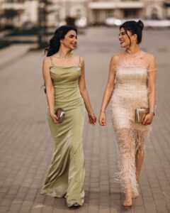 Asawer Ezzat Instagram - يُرمِم الاصدقاء ارواح بعضهم 💜👭🏻 . . makeup @makeupbyayaelnagar photographer @mohamed_ramadan_photography