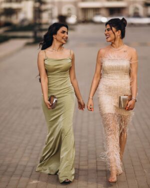 Asawer Ezzat Instagram - يُرمِم الاصدقاء ارواح بعضهم 💜👭🏻
.
.

makeup @makeupbyayaelnagar 
photographer @mohamed_ramadan_photography