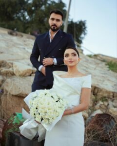 Asawer Ezzat Instagram - عامنا الاول من زواجنا احبك 🎆 @66nnv 📸