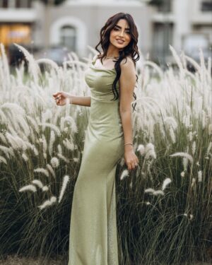 Asawer Ezzat Instagram - عايشة سني وبغني وبحب الحياه☀️🤍. 
Dress : @reesh_boutique2