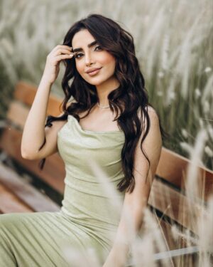 Asawer Ezzat Instagram - عايشة سني وبغني وبحب الحياه☀️🤍. 
Dress : @reesh_boutique2