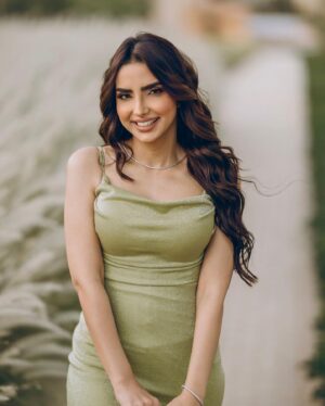 Asawer Ezzat Instagram - عايشة سني وبغني وبحب الحياه☀️🤍. 
Dress : @reesh_boutique2