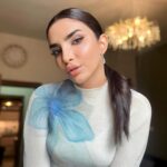Asawer Ezzat Instagram – شايفين من نسمع اغنيه ونضل نرددها 🤣
شنو الاغنيه الي ترددوها هل ايام ومتعلقين بيها🤪
👗السوت من @reesh_boutique2 
المكياج والشعر يم @riyam_beeauty
