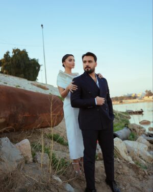 Asawer Ezzat Instagram - عامنا الاول من زواجنا احبك 🎆
@66nnv 📸