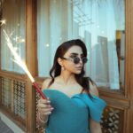 Asawer Ezzat Instagram - هل سنة جانت مختلفه كلش من حياتي كله هواي تعلمت منها اشياء حلوه وايجابيه شكرا وممتنه جدا الها استقبل عامِ بكل حب ونجاح وطاقه ايجابيه❤️⭐️ تصوير صديقي المبدع عز 🤞🏾 @66nnv الفستان الجميل من تصميم نور فتح الله اخذته من 👗 @yona.iq مكياج وشعر حبيبة روحي. @riyam_beeauty شعر المبدع @jood_zain_