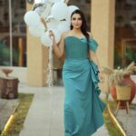 Asawer Ezzat Instagram – هل سنة جانت مختلفه كلش من حياتي كله هواي تعلمت منها اشياء حلوه وايجابيه  شكرا وممتنه جدا الها استقبل عامِ بكل حب ونجاح وطاقه ايجابيه❤️⭐️
تصوير صديقي المبدع عز 🤞🏾 @66nnv 
الفستان الجميل من تصميم نور فتح الله اخذته من 👗 @yona.iq 
مكياج وشعر  حبيبة روحي. @riyam_beeauty
شعر المبدع @jood_zain_