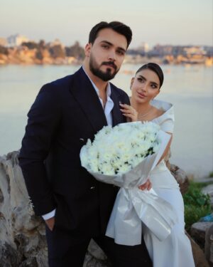 Asawer Ezzat Instagram - عامنا الاول من زواجنا احبك 🎆
@66nnv 📸