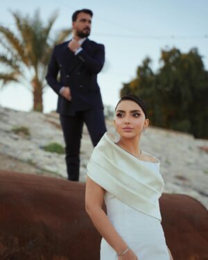 Asawer Ezzat Instagram - عامنا الاول من زواجنا احبك 🎆
@66nnv 📸