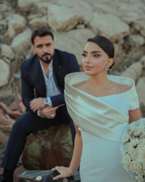 Asawer Ezzat Instagram - عامنا الاول من زواجنا احبك 🎆
@66nnv 📸