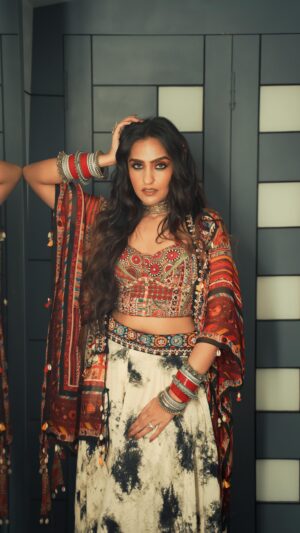 Asees Kaur Instagram - Have been getting so many msgs for the Ve Kamleya version which I sang at Big Boss House concert. So, my lovely team has made this edit for you all. Ab intezaar hua khatam, enjoy the reel here & the full song on my YouTube channel. 

PS - all the #bigboss fans, hope you dedicate this to ur most loved person at the show & in life too ❤️💫 

TAG THEM IN THE COMMENTS BELOW 🌈 

#aseeskaur #elvishyadav #manisharani #abhishekmalhan #poojabhatt #bebikadhurve #vekamleya #rockyaurranikipremkahani
