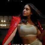 Asees Kaur Instagram - Unlock the secret of killer eyes with this qaatil tune! #KillerKiller song out now Watch #MurderMubarak, now streaming, only on Netflix! @saraalikhan95 @pankajtripathi @itsvijayvarma @therealkarismakapoor #DimpleKapadia @sanjaykapoor2500 @homster #DineshVijan @soulfulsachin@jigarsaraiya@sachinjigar @raghavworldwide @aseeskaurmusic @priyasaraiyaofficial @zeemusiccompany @maddockfilms