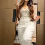 Asees Kaur Instagram - Some #chiggywiggy ness for you all ❤️💫 Just some fun before hitting the stage !! Checking the vibe 💓 #aseeekaur #behindthescene #fun
