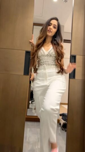 Asees Kaur Instagram - Some #chiggywiggy ness for you all ❤️💫
Just some fun before hitting the stage !! Checking the vibe 💓 

#aseeekaur #behindthescene #fun