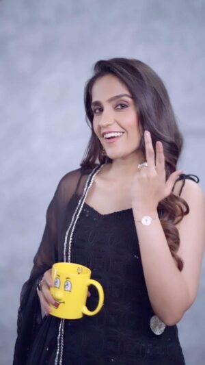Asees Kaur Instagram - Lo ji !! #Ammiye is trending 🩵 
Loving all the reels !! Keep sharing & thank you for all the love 

🎥- @jogisinghmunde