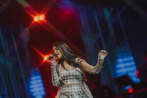 Asees Kaur Instagram - Bengaluru !! Thank you from me & my team for tremendous love ❤️ 

Shot by- @chiragpanchal__ @karanghodapictures 
Outfit- @_jimmyzdesigner_ 
Makeup- @makeupbykomalamhegde 
Hair- @hair_by__riya 

#aseeskaur #tarang2024 #concert