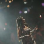 Asees Kaur Instagram – Bengaluru !! Thank you from me & my team for tremendous love ❤️ 

Shot by- @chiragpanchal__ @karanghodapictures 
Outfit- @_jimmyzdesigner_ 
Makeup- @makeupbykomalamhegde 
Hair- @hair_by__riya 

#aseeskaur #tarang2024 #concert