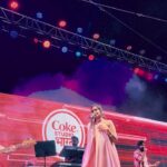 Asees Kaur Instagram - Snippet from a magical night at @cokestudiobharat #magic @diljitdosanjh 💫🔥 👗- @_jimmyzdesigner_ 💄- @sheena_makeupartistgoa #cokestudiobharat #cokestudio #aseeskaur #diljitdosanjh